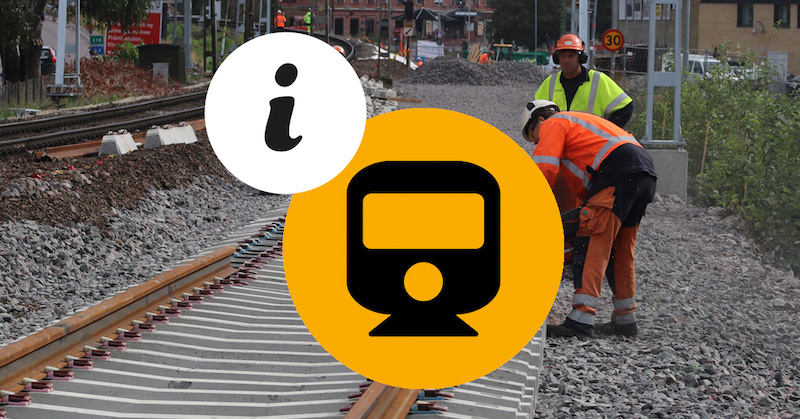 Två män arbetar vid tågspår. Framför bilden finns gul informationsikon med tåg på.