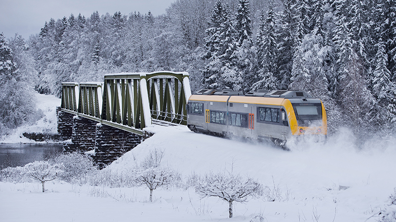 Tåg som rullar fram i snö på Fryksdalsbanan