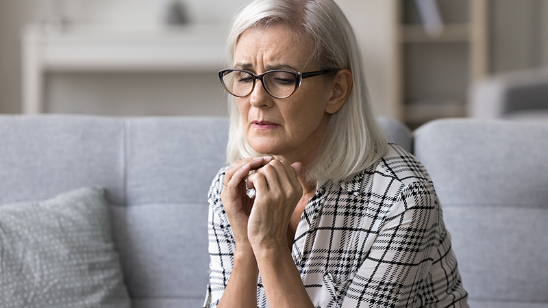 Äldre kvinna känner oro