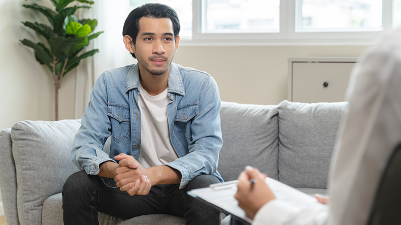 Person sitter i soffa och pratar med sin teraput