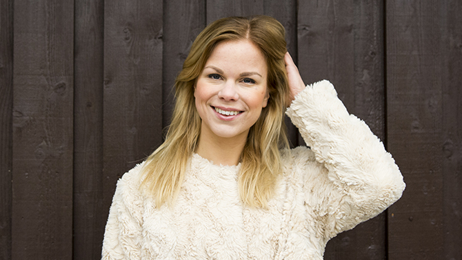 Sanna står vid en vägg