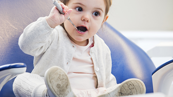 bebis sitter i behandlingsstol