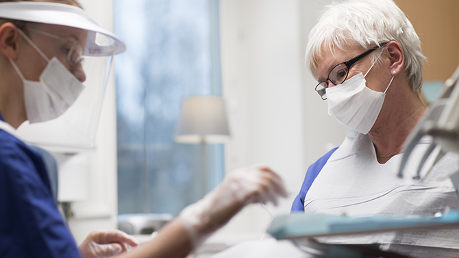 tandvårdspersonal utför behandling