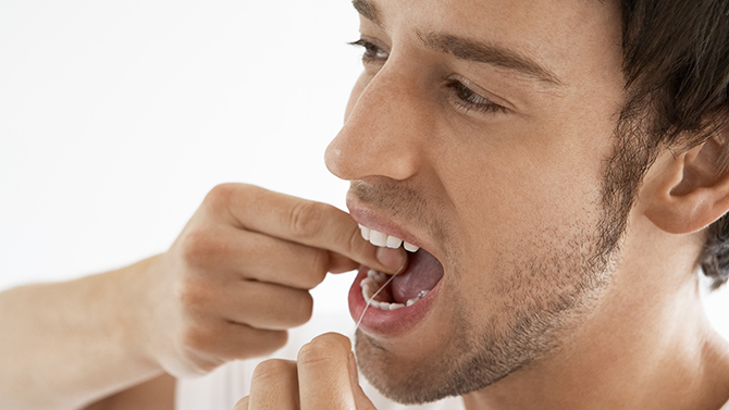 man använder tandtråd