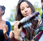 Tjej spelar gitarr