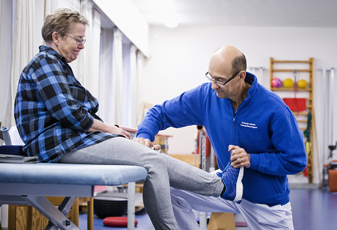 Fysioterapeut undersöker en fot.