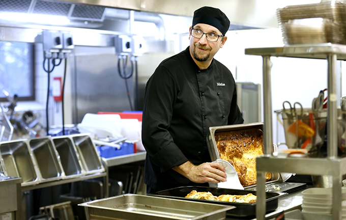 Kökspersonal i kök.