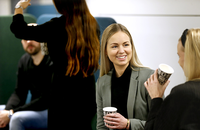 Medarbetare samtal och fikar.