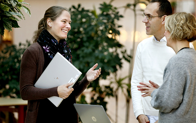 Medarbetare samtalar.