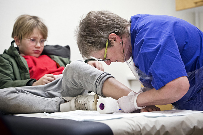 Vårdpersonal lindar om ett barns fot.