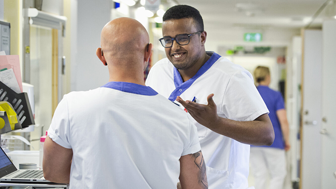 Två vårdpersonal samtalar.