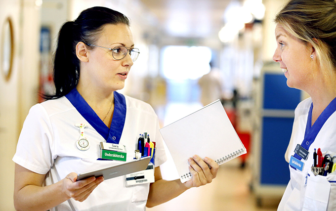 Vårdpersonal samtalar. 