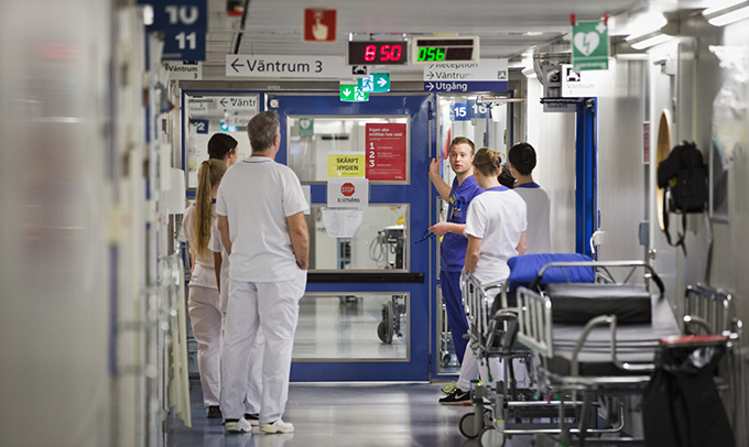 Stående möte i korridor.