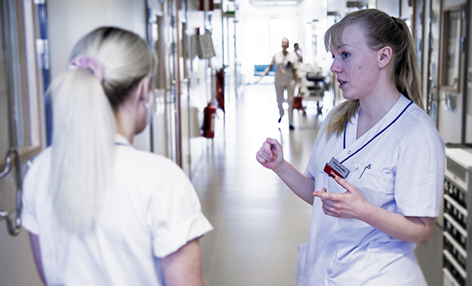 Läkare samtalar med kollega.