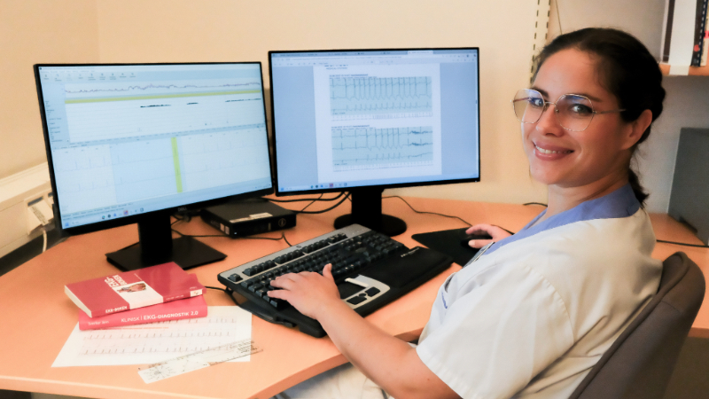 vårdpersonal sitter vid skrivbord och har två datorskärmar framför sig