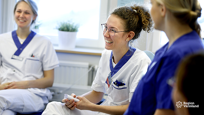 Vårdpersonal samtalar.