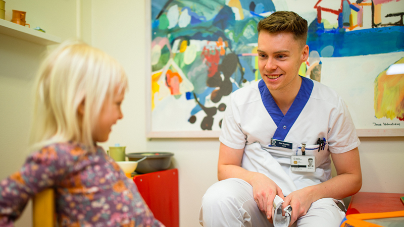 Diestist samtalar med barn.