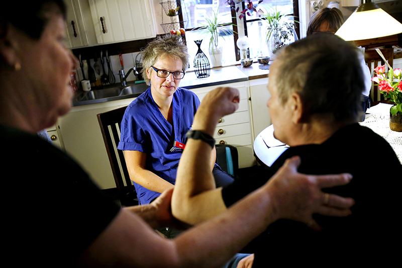 Läkare besöker patient i hemmet