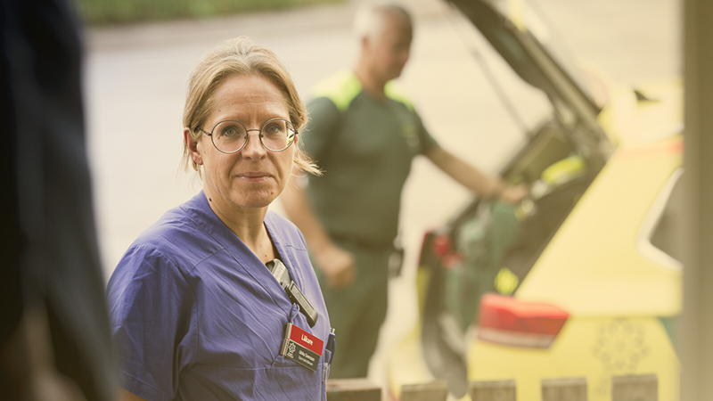 Läkare utanför en bil.