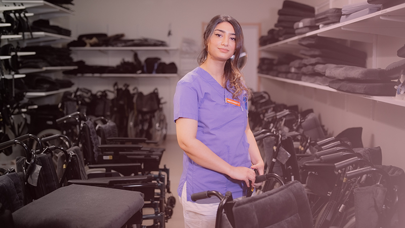 Arbetsterapeut i ett rullstolsförråd.