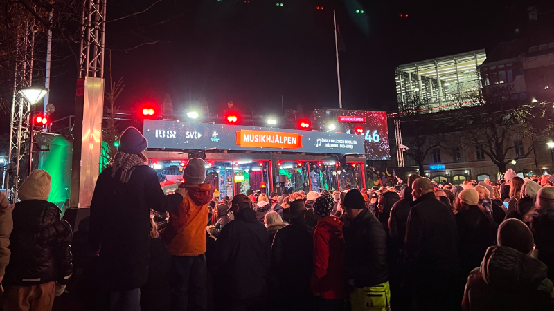 Glasburen från Stora torget i Karlstad. Det står massa publik och kollar.