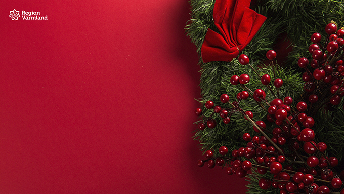 Del av julkrans med röd bakgrund