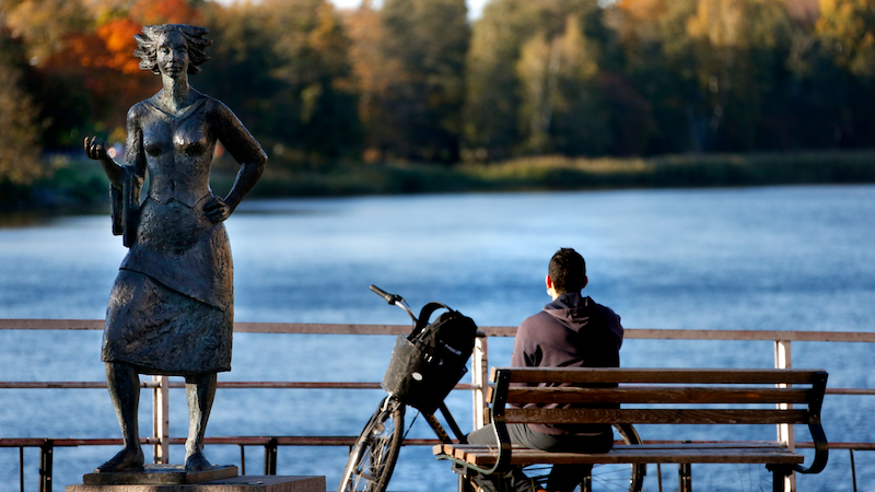 Höst i Karlstad, på bilden är solastatyn och en man som sitter på en bänk