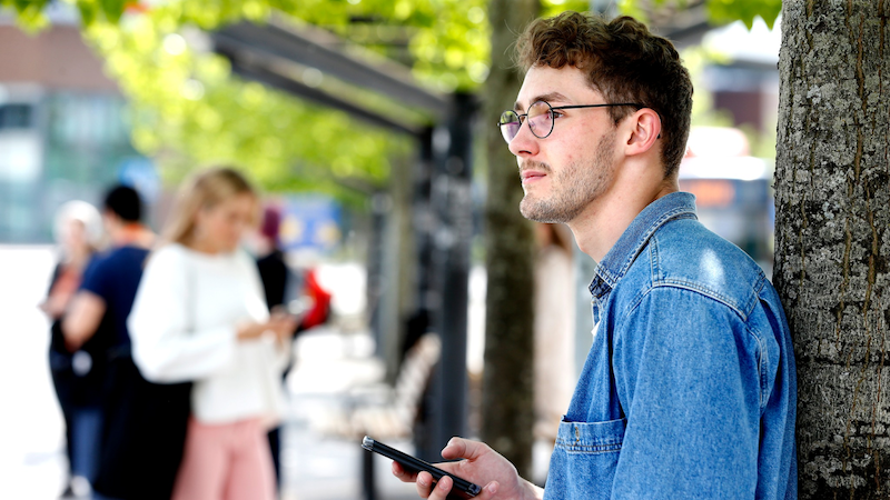 Man väntar på bussen