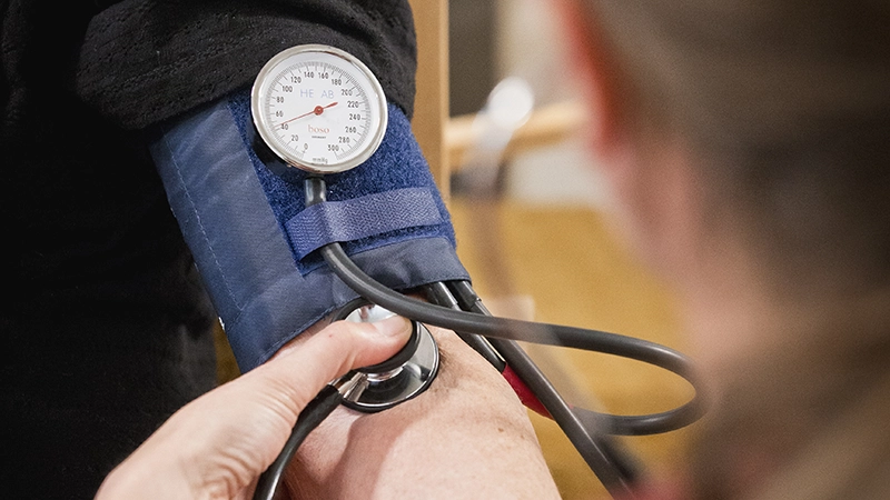 Detaljbild på en blodtrycksmätare.