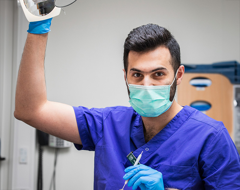 tandläkare utför behandling