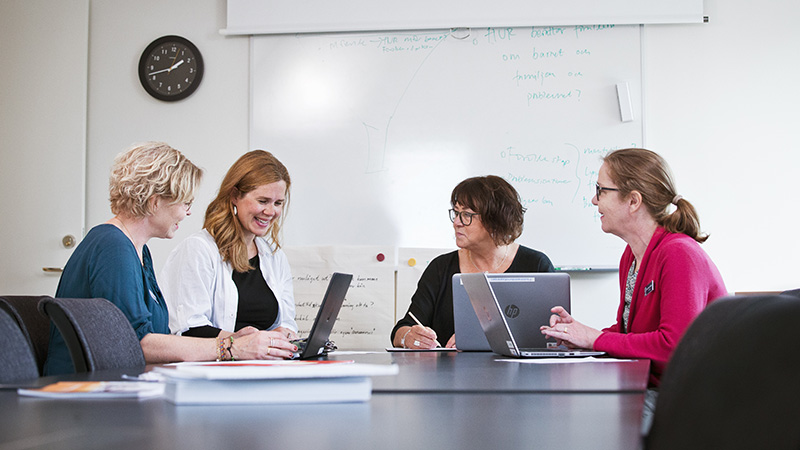 Fyra kvinnor i ett möte.