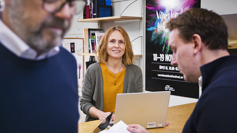 Tre personer på ett kontor.