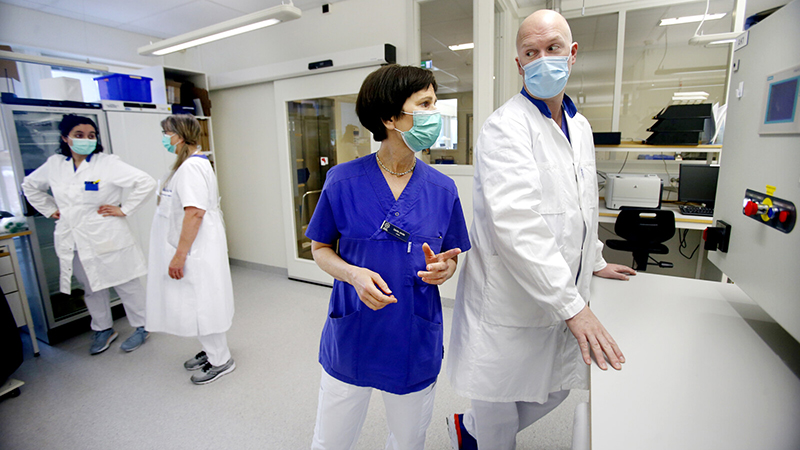 Fyra personer på ett laboratorium.