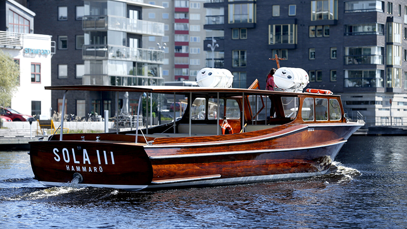 Båtbuss i stadsmiljö.