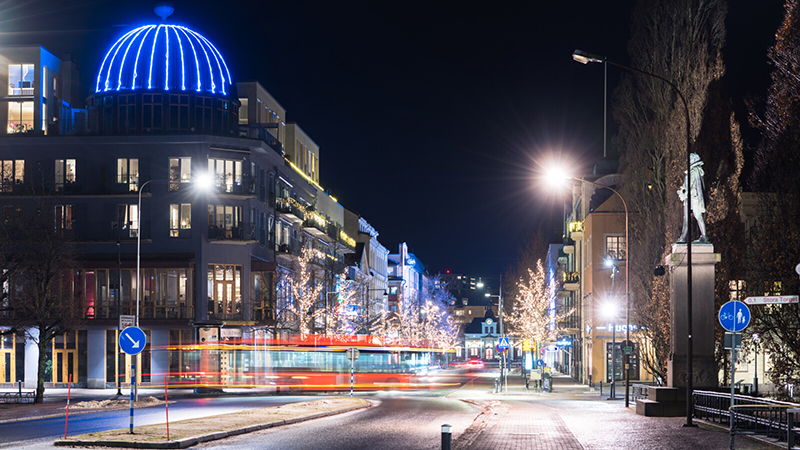 Stadsmiljö i mörker.