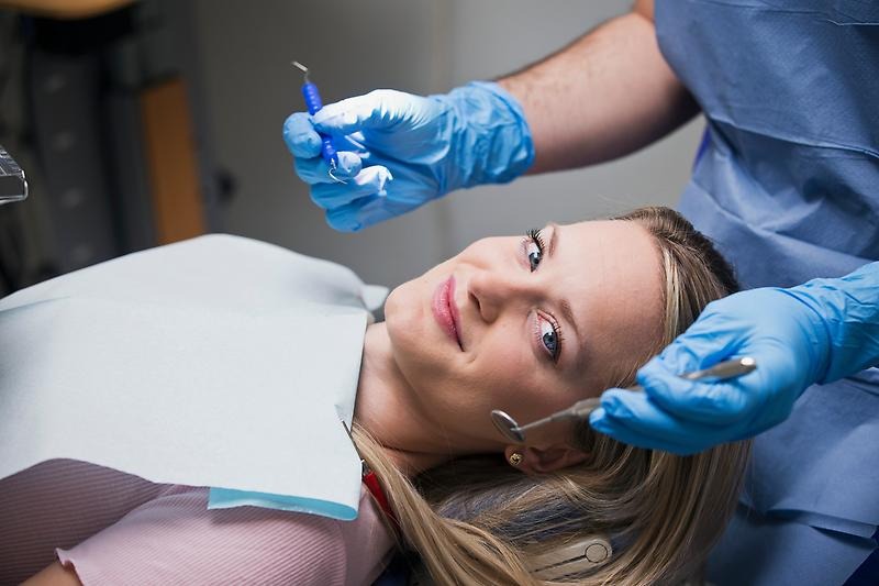 närbild på patient i behandlingsstolen 