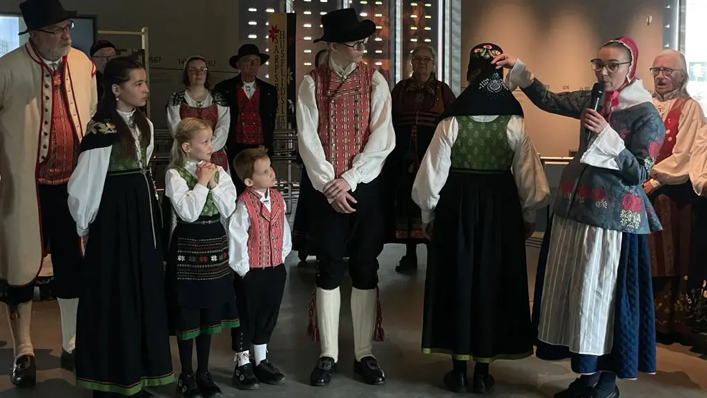 Från 1700-talets dräktskick till bunader idag