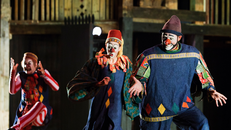Clowner på teaterscen.