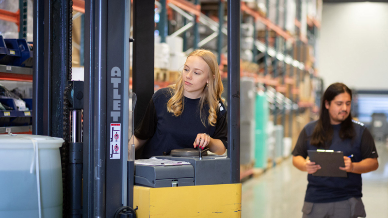 Kvinna och man i ett lager.