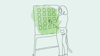 Person placerar postit på tavla.