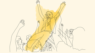 En person hissas i luften av andra.