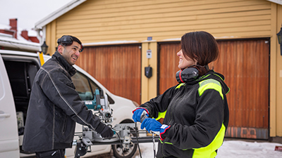 Manlig och kvinnlig hantverkare.