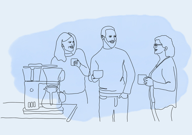 Tre personer vid en kaffebryggare.