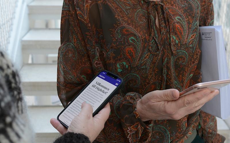 Två personer med varsin mobil i handen.