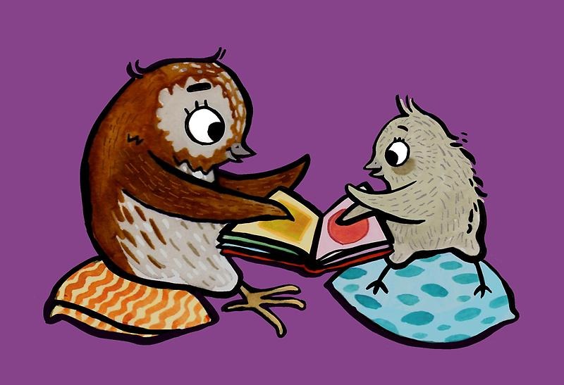 Två ugglor som bläddrar i en bok.