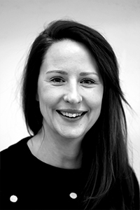 Svartvit ansiktsbild av Helen Harnell.