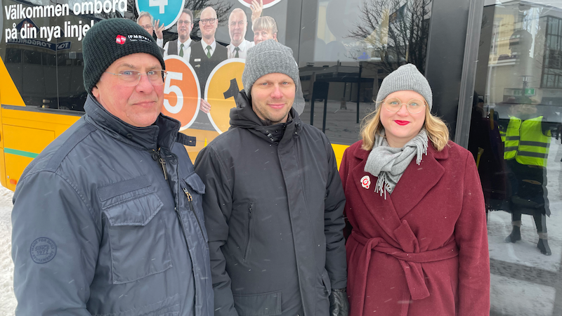 Från invigningen av trafiken. Personer på bilden: Kristinehamns kommunalråd Lars Nilsson (S), Värmlandstrafiks trafikchef tätort Mathias Lindgren och kollektivtrafiknämndens ordförande Elisabeth Björk (V).