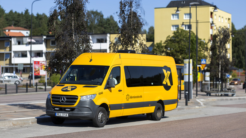 En gul mindre buss som det står Värmlandstrafik på står parkerad vid Grums resecentrum.