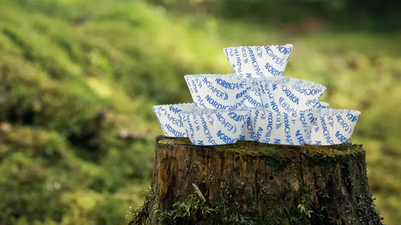 bakformar i papper på en trästubbe