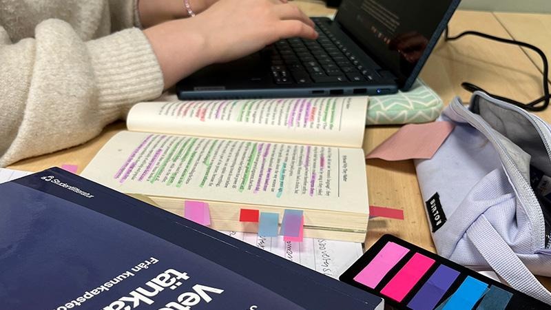 Böcker och studiehjälpmedel på ett bord. 